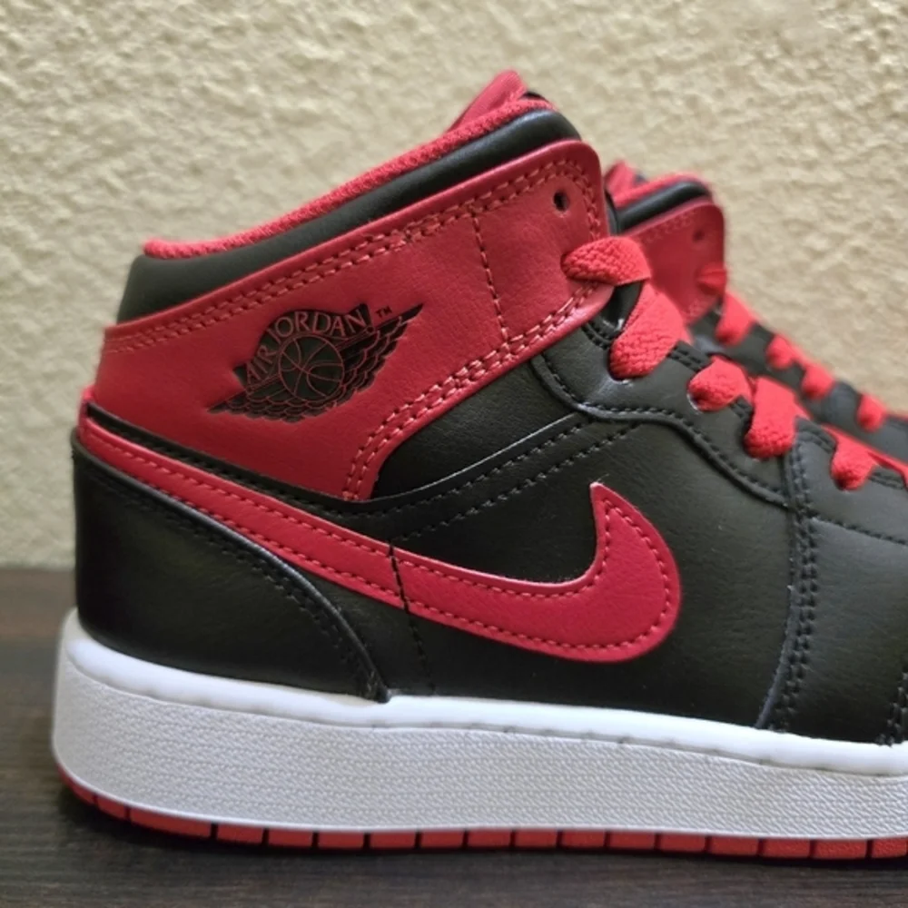 Air Jordan Nike 1 Mid Black Red Sneakers Youth Size 5 Retro‎ Basketball Athletic